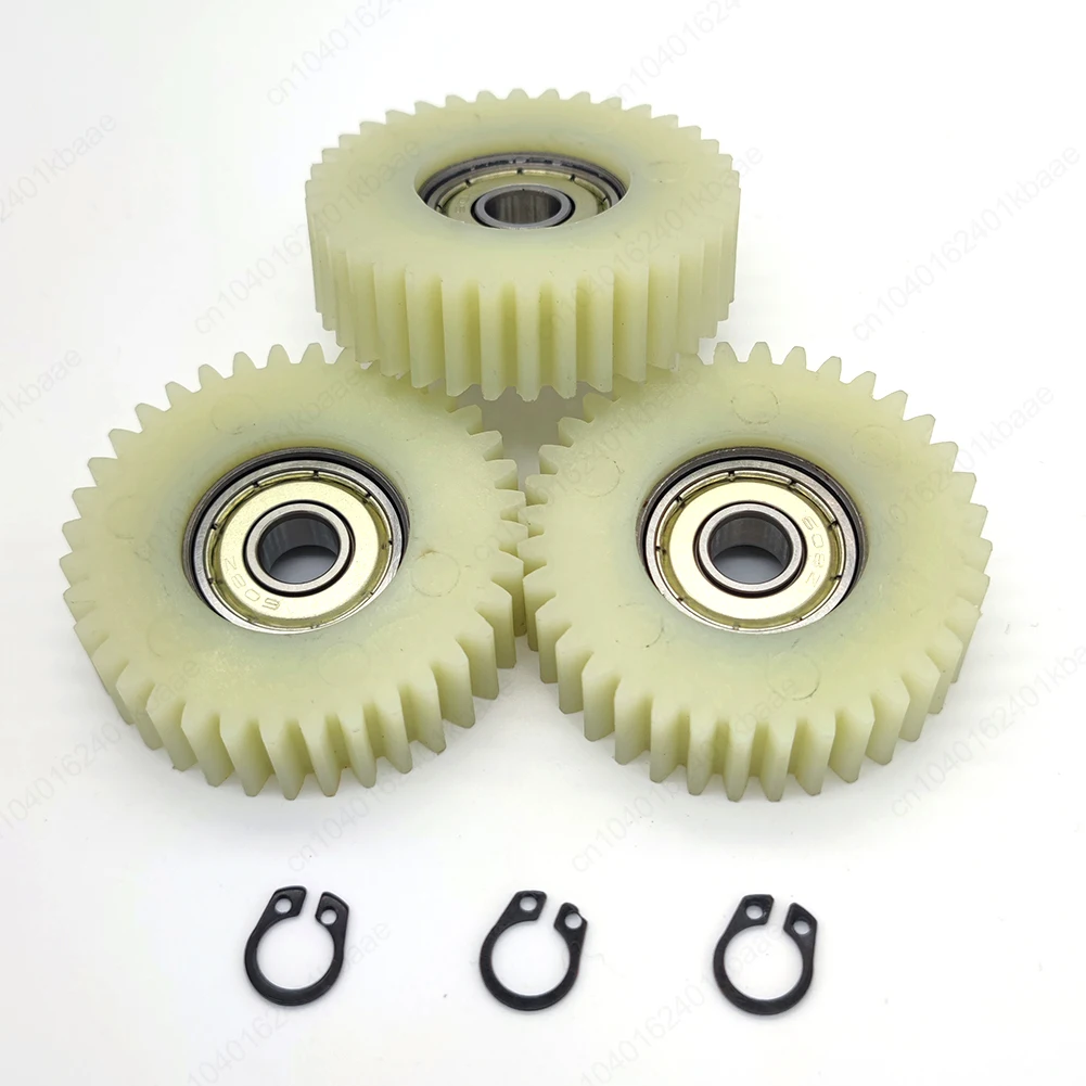 Gear Wheels With Bearings And Retaining Clips